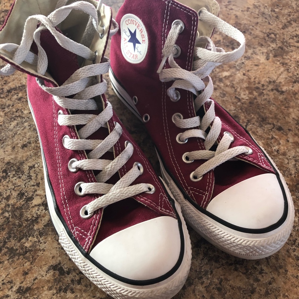 EUC Maroon High Top Converse. W8.5 M6.5